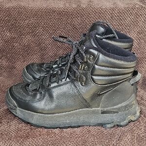 Women's Waterproof Nike Boots Sz 8